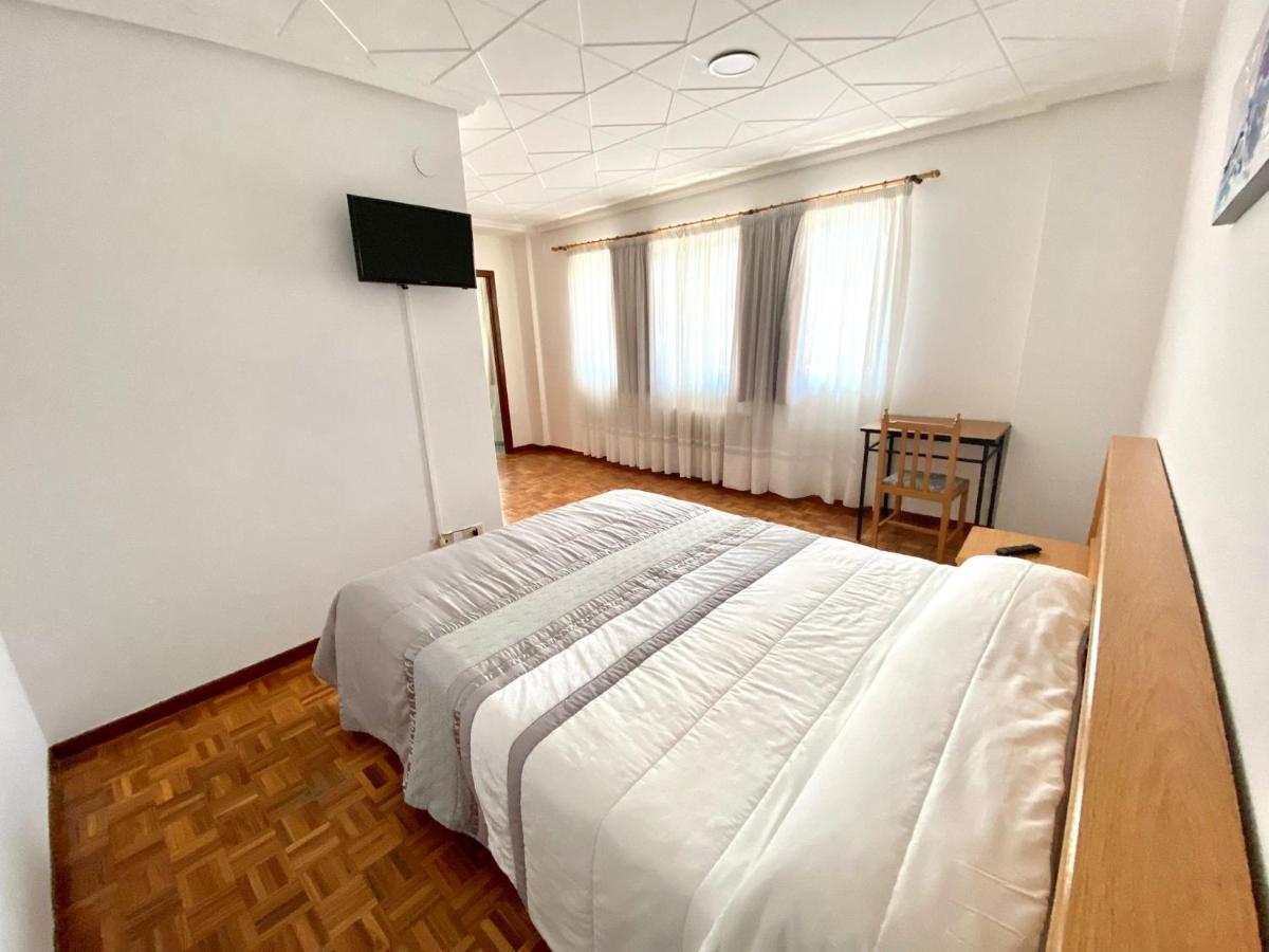 Garden Lodge Hostal Evencio Ribadavia Bagian luar foto