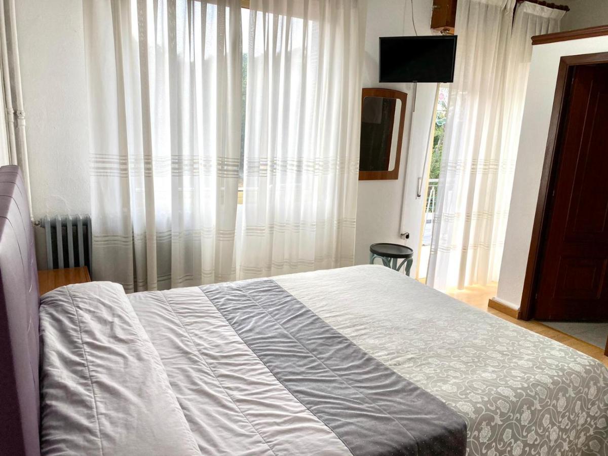 Garden Lodge Hostal Evencio Ribadavia Bagian luar foto