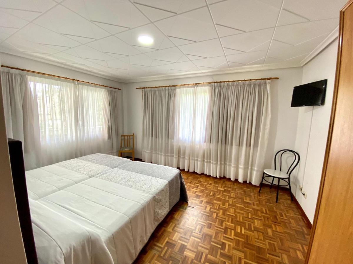 Garden Lodge Hostal Evencio Ribadavia Bagian luar foto