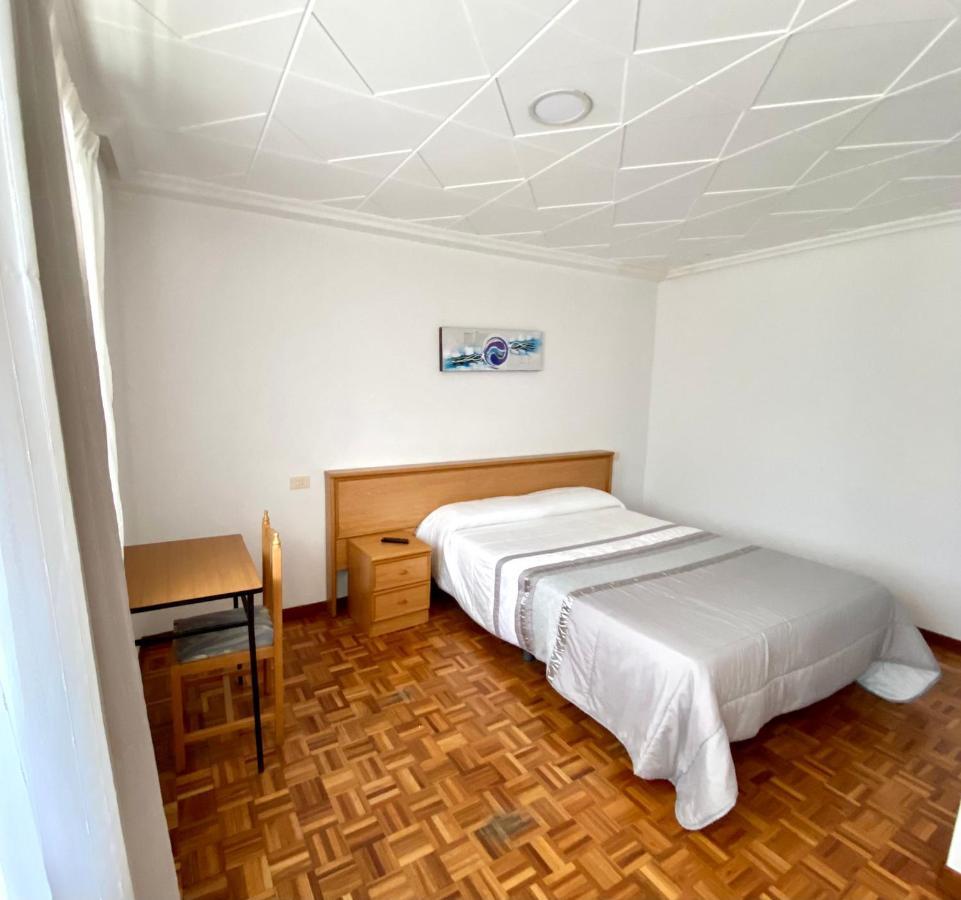 Garden Lodge Hostal Evencio Ribadavia Bagian luar foto