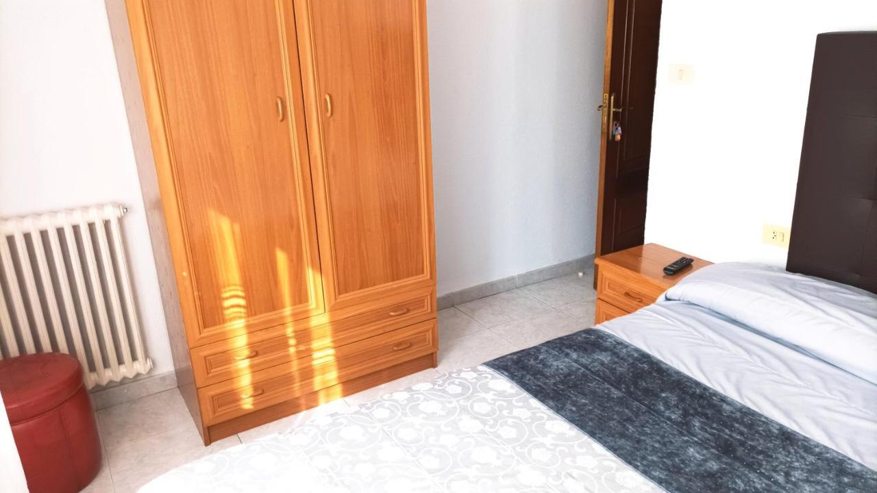 Garden Lodge Hostal Evencio Ribadavia Bagian luar foto