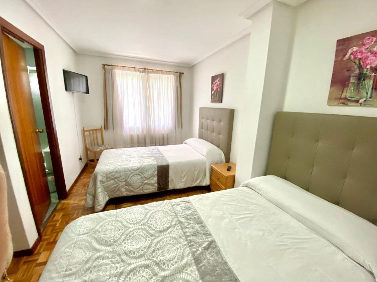 Garden Lodge Hostal Evencio Ribadavia Bagian luar foto