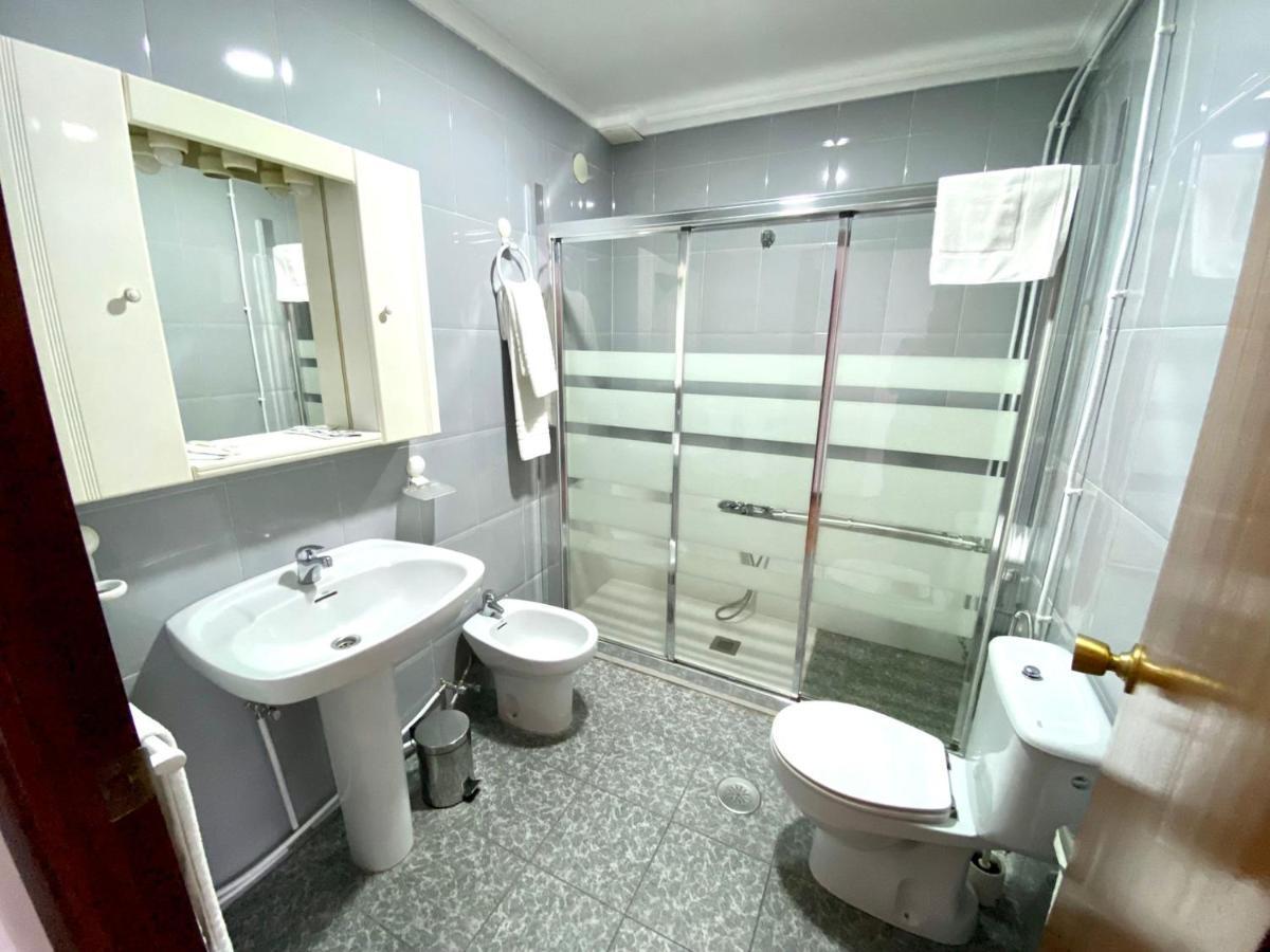 Garden Lodge Hostal Evencio Ribadavia Bagian luar foto