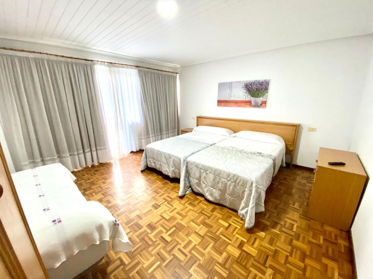 Garden Lodge Hostal Evencio Ribadavia Bagian luar foto